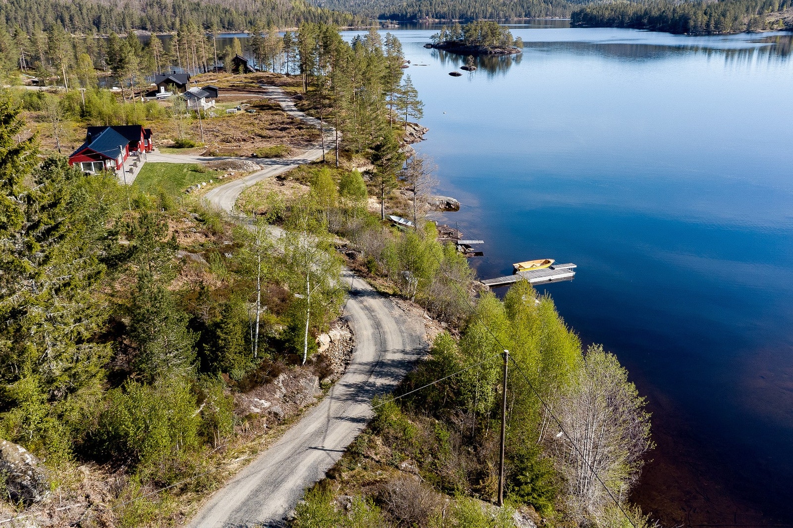 Det er bilvei helt frem til hytta, som ligger skjermet til i et mindre hyttefelt med kun fem øvrige hytter. Galleribilde