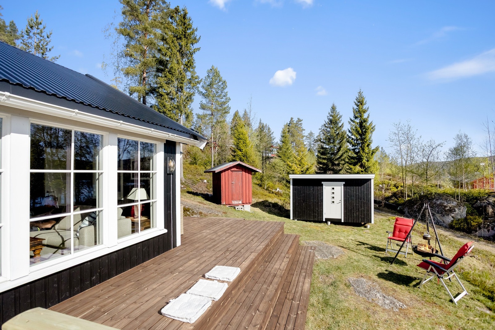 Store områder rundt hytta med bod og pumpehus/bod. Galleribilde