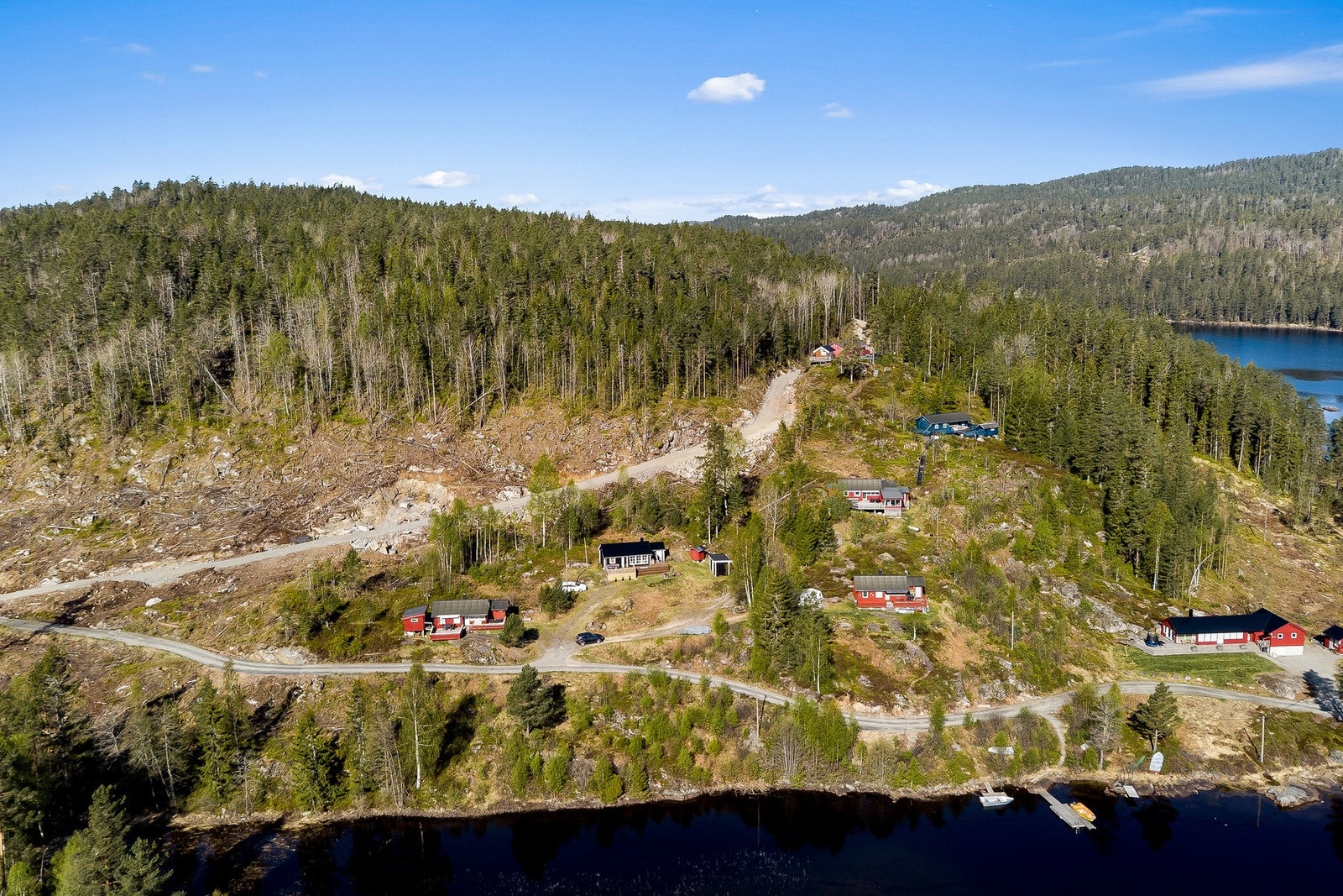 Hytta ligger idyllisk til i et attraktivt hytteområde ved vakre Vegår, med fine bade- og fiskemuligheter like nedenfor eiendommen. Galleribilde