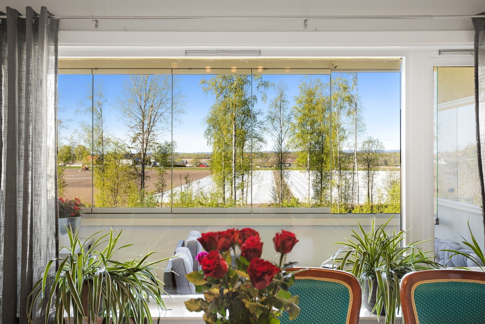 Fra stuen og balkongen er det utsikt over rolige, landlige omgivelser. Galleribilde