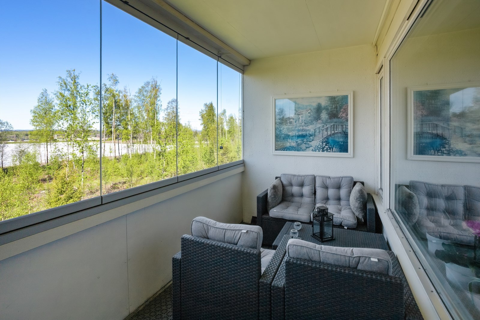 Balkongen har terrasseheller på gulvet og god plass til en sittegruppe. Galleribilde