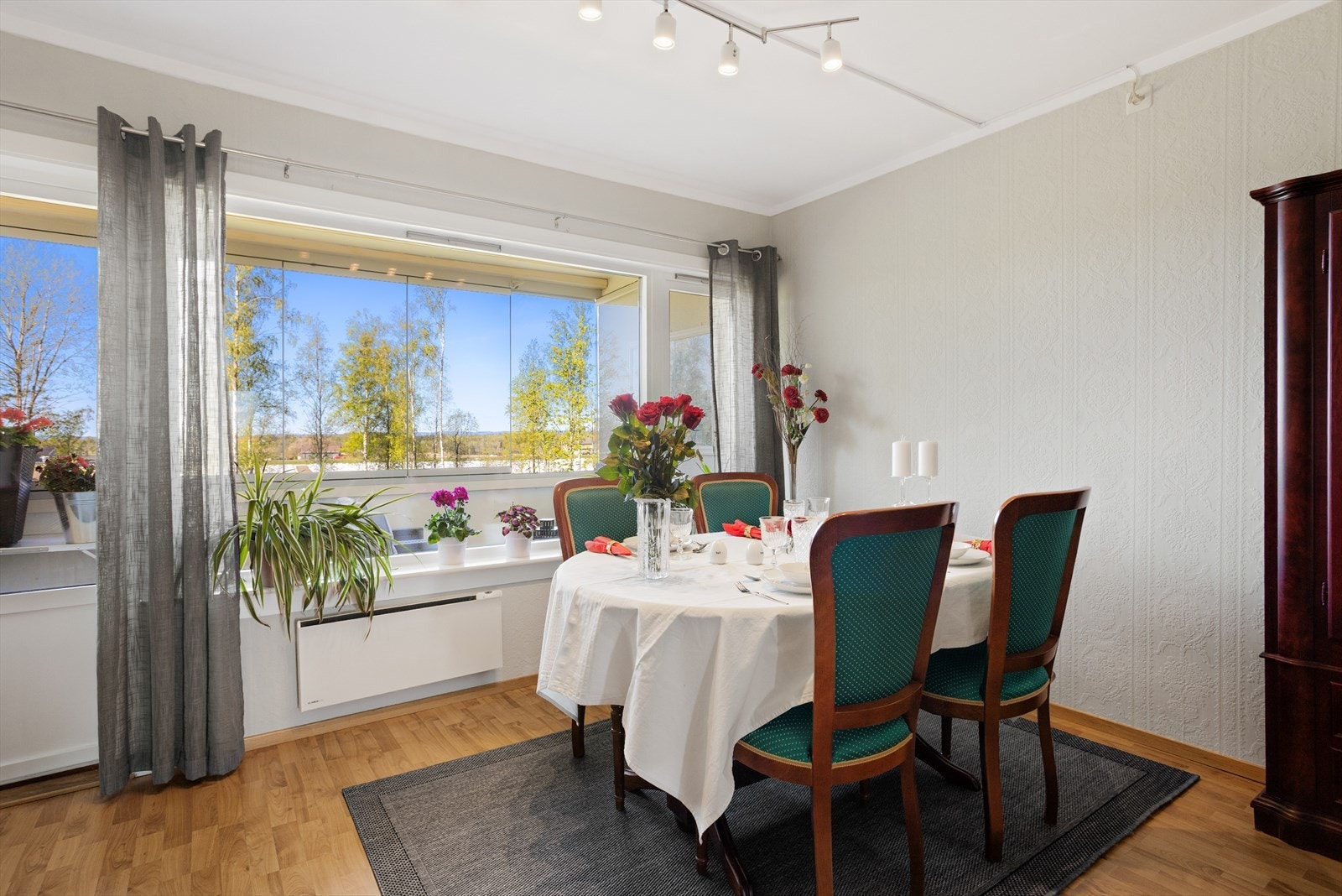 Spiseplassen er praktisk plassert i tilknytning til den innglassede balkongen. Galleribilde