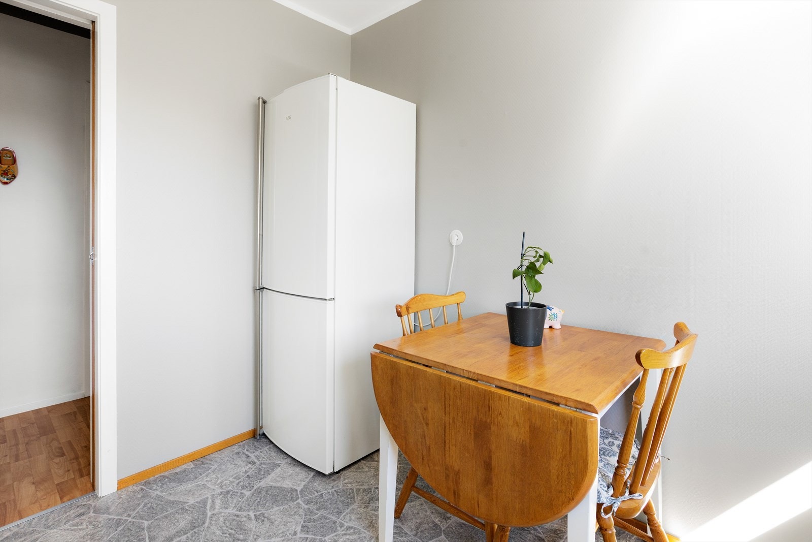 Det er plass til en hyggelig spisekrok på kjøkkenet. Galleribilde