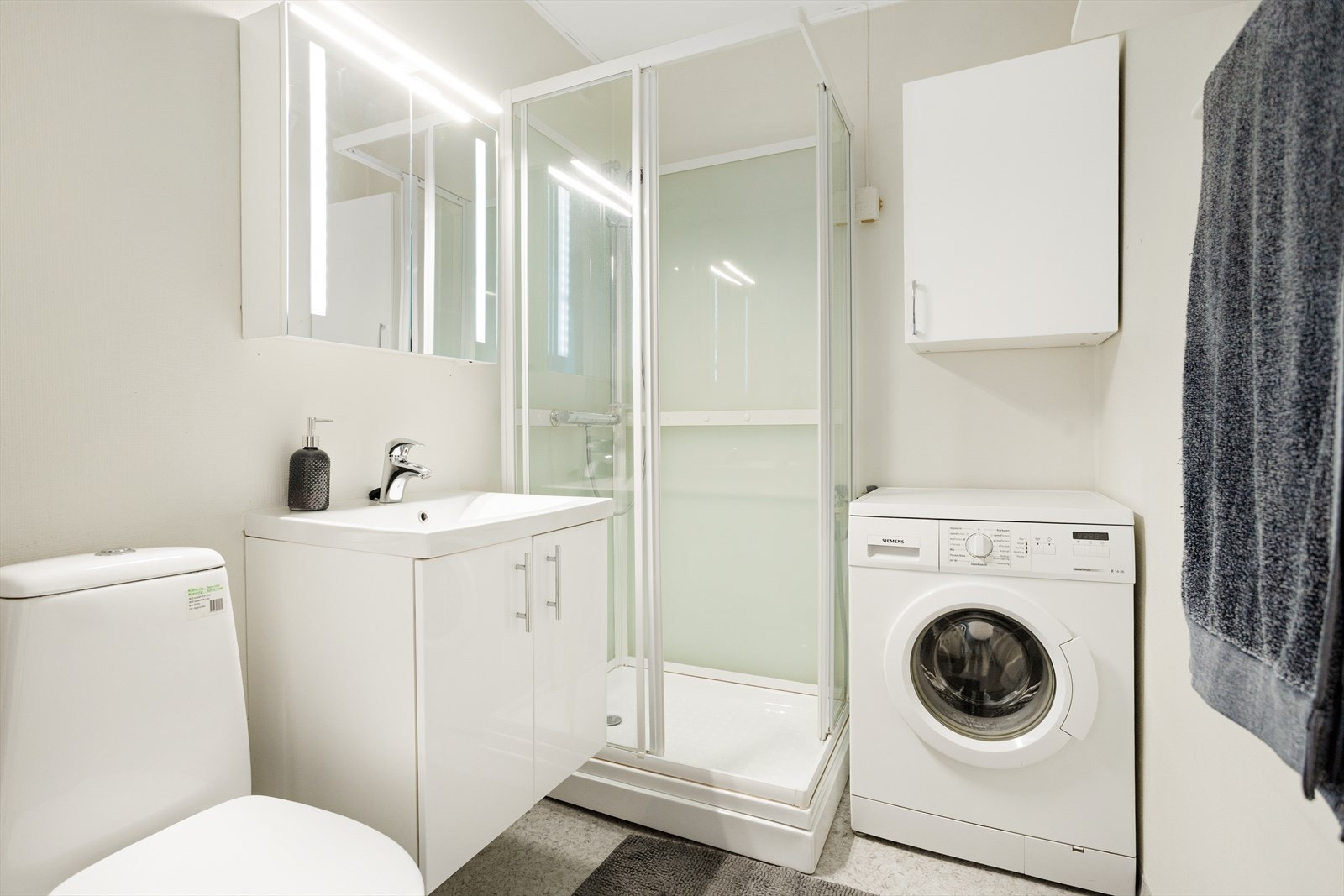 Badet har elektriske varmekabler i gulvet og opplegg for vaskemaskin. Galleribilde