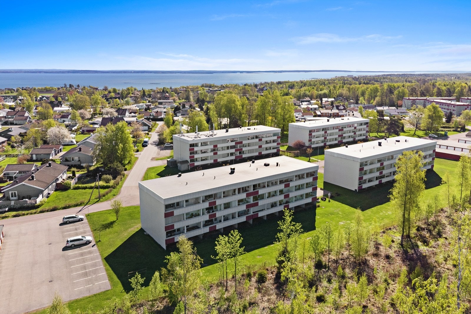 Fra eiendommen er det kort gangavstand til barnehage, barneskole og idrettsanlegg. Galleribilde