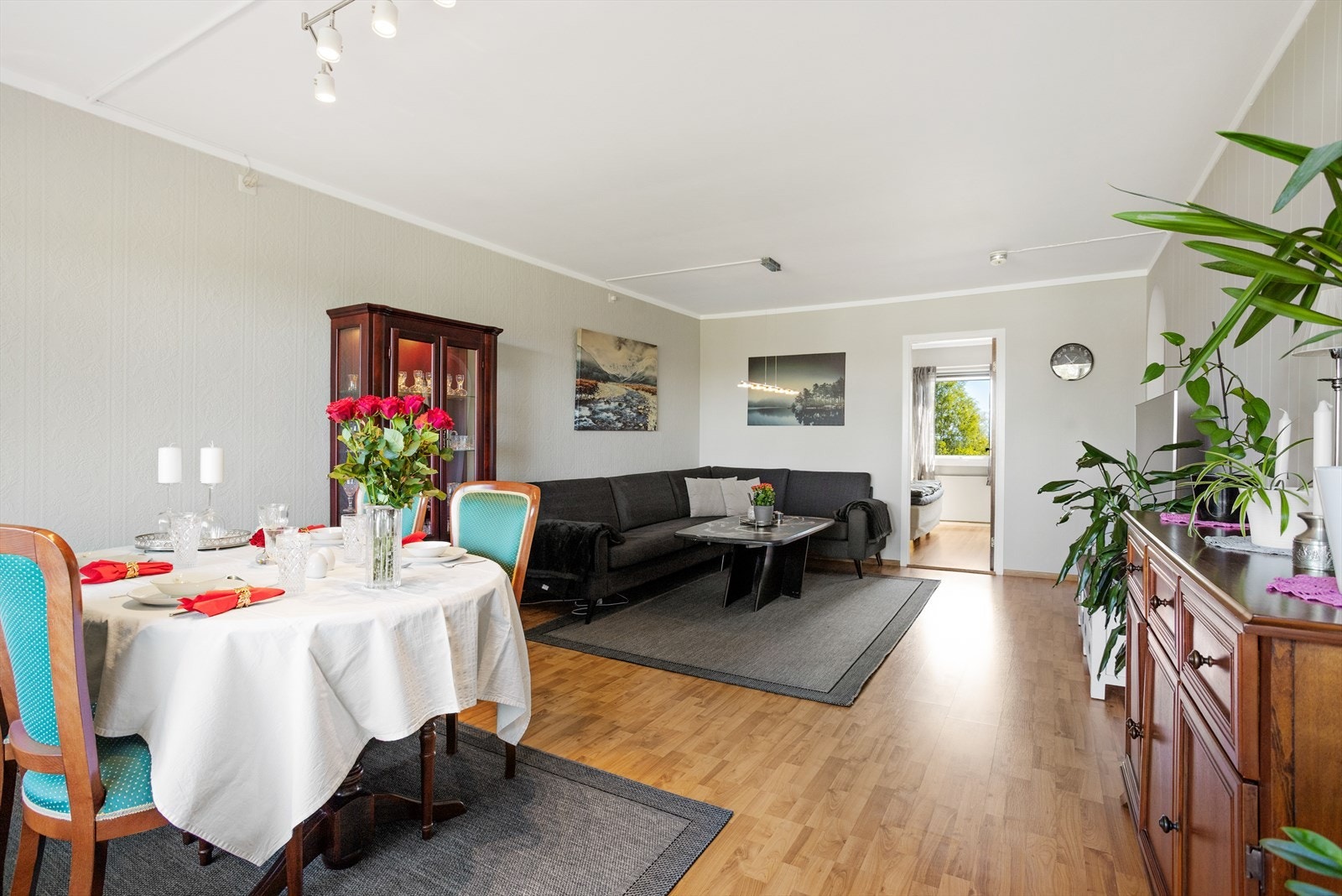 Stuen gir god plass til både en romslig sofagruppe og en egen spisedel. Galleribilde