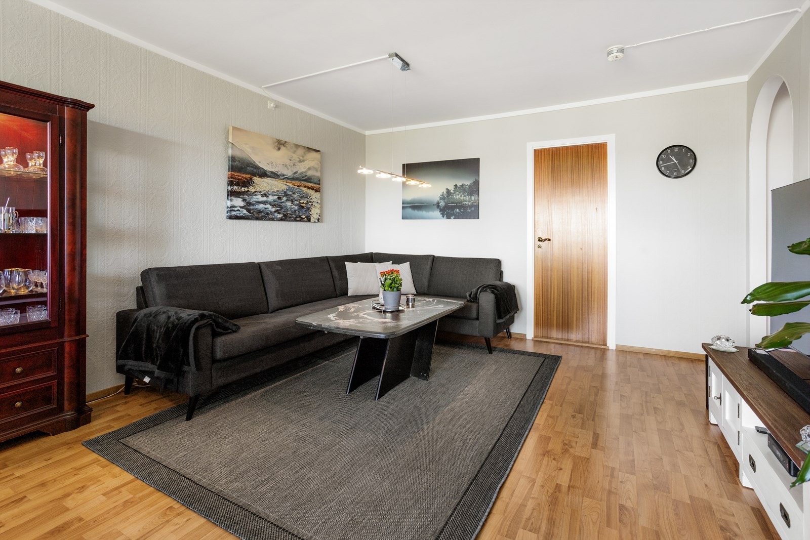 Gjennomgående laminat på gulv i stue, gang og soverom. Galleribilde
