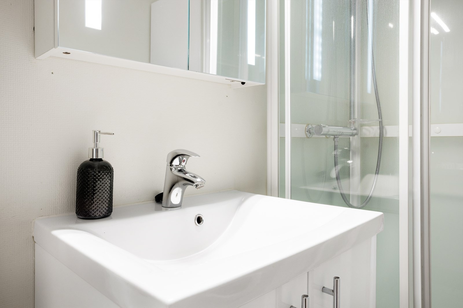 Badet er fra byggeåret, med enkelte oppgraderinger som belegg og innredning fra 2013. Galleribilde