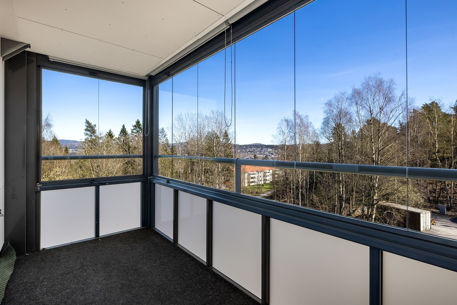 Fra kjøkkenet er det utgang til leilighetens andre innglassede balkong. Galleribilde