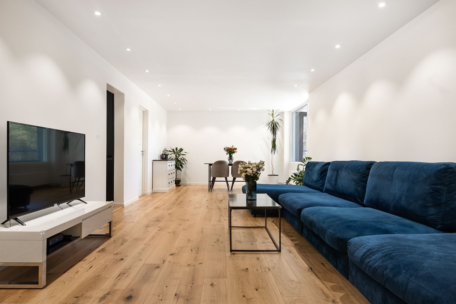 Her er det god plass til både sofagruppe, spisebord og øvrig ønsket møblement. Galleribilde