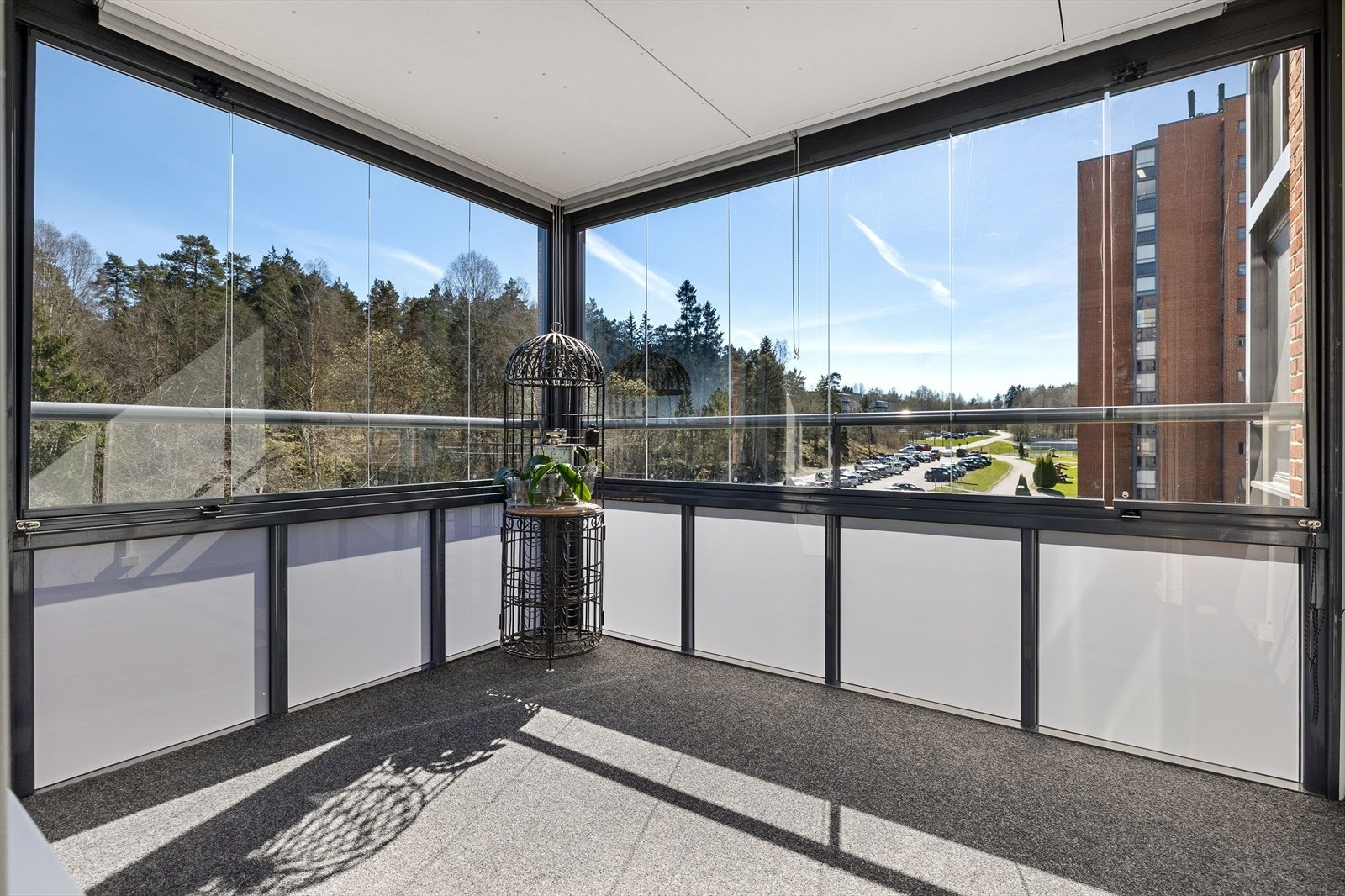 Leiligheten disponerer to innglassede balkonger som gir ekstra oppholdsrom store deler av året. Galleribilde