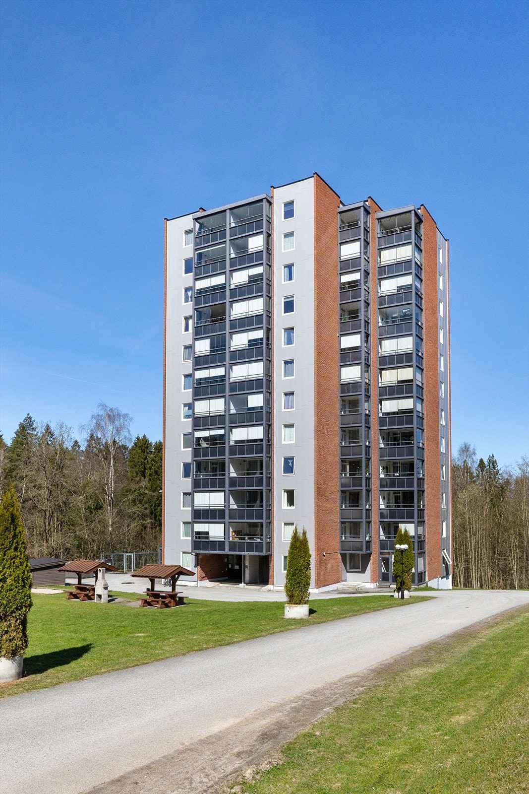 Klyve er et etablert og populært boligområde med kort vei til skoler, barnehager, dagligvare, bussforbindelser og flotte turområder. Galleribilde