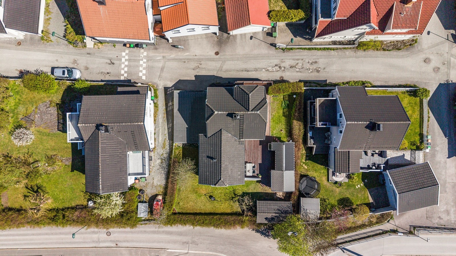 Her bor du med god boltreplass både ute og inne. Eiendommen har en fin plassering i nabolaget, med hage, terrasse og uteområder som legger godt til rette for både lek, grilling og rolige sommerkvelder. Galleribilde