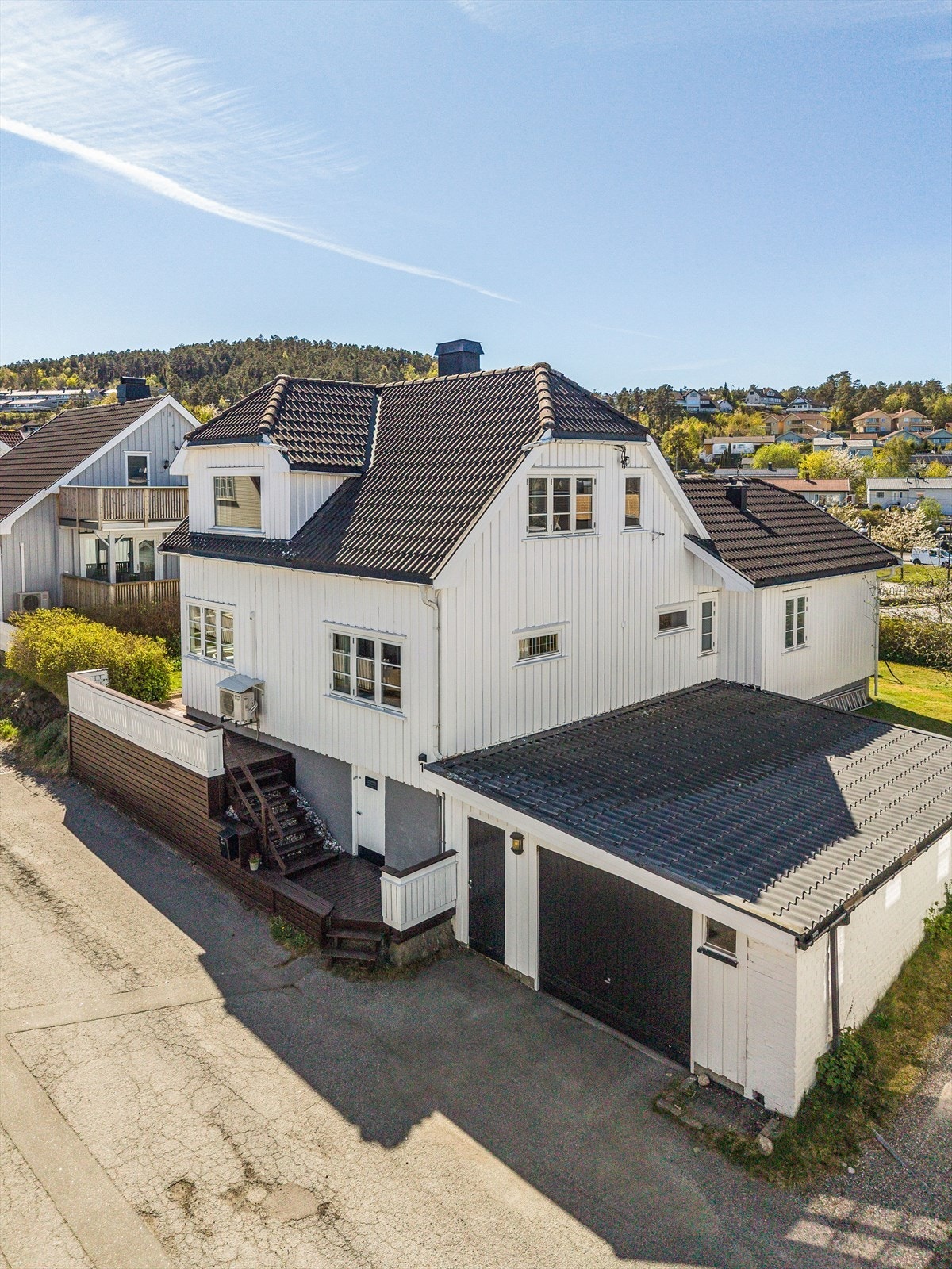 En innholdsrik og karakterfull bolig med flott beliggenhet i etablert boligområde. Eiendommen fremstår velholdt og byr på gode uteområder, romslig garasje og en planløsning tilpasset både familieliv og en aktiv hverdag. Galleribilde