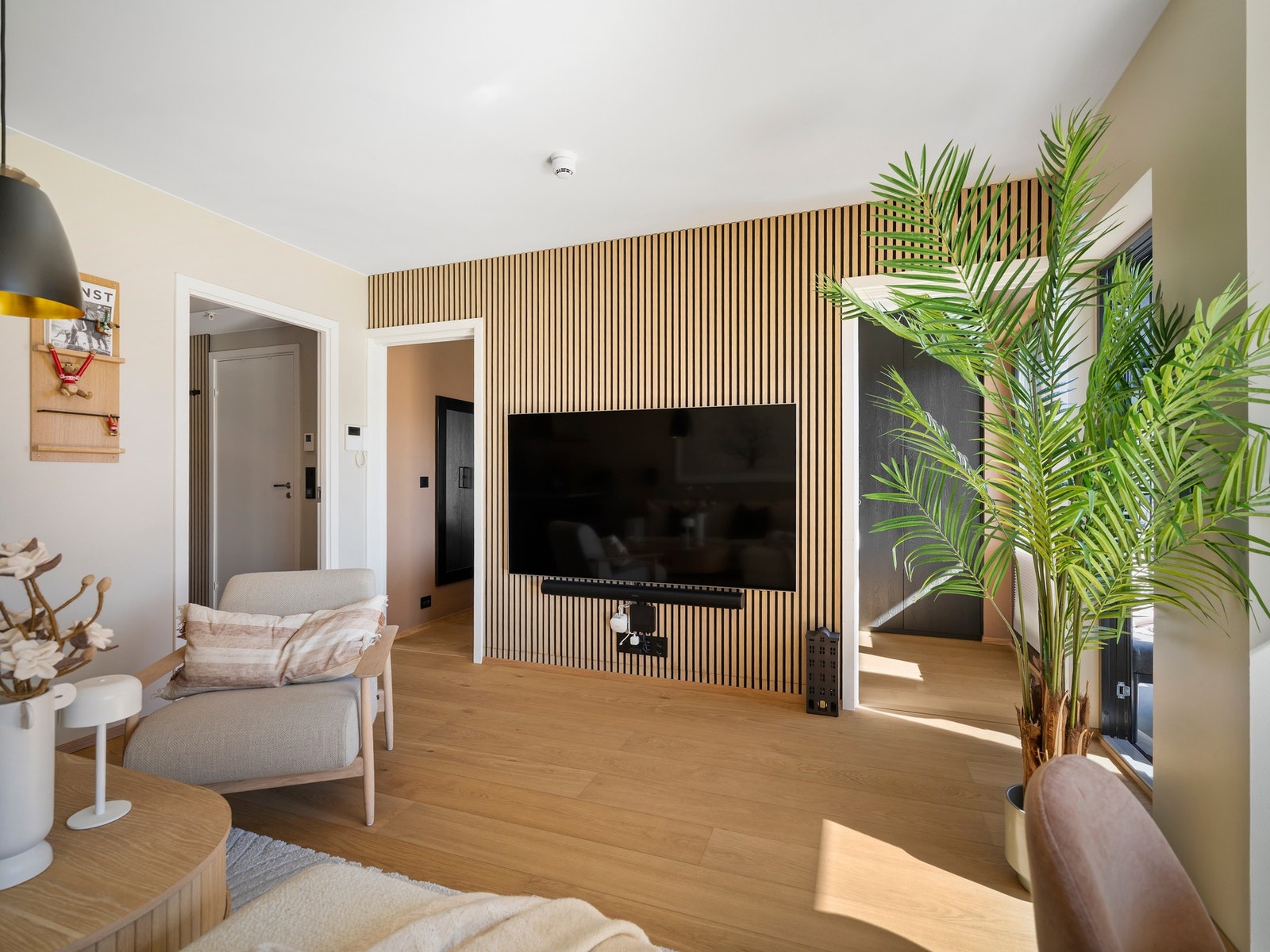 Moderne overflater med 1-stavs eikeparkett, malte flater og lekre spilevegger. Galleribilde