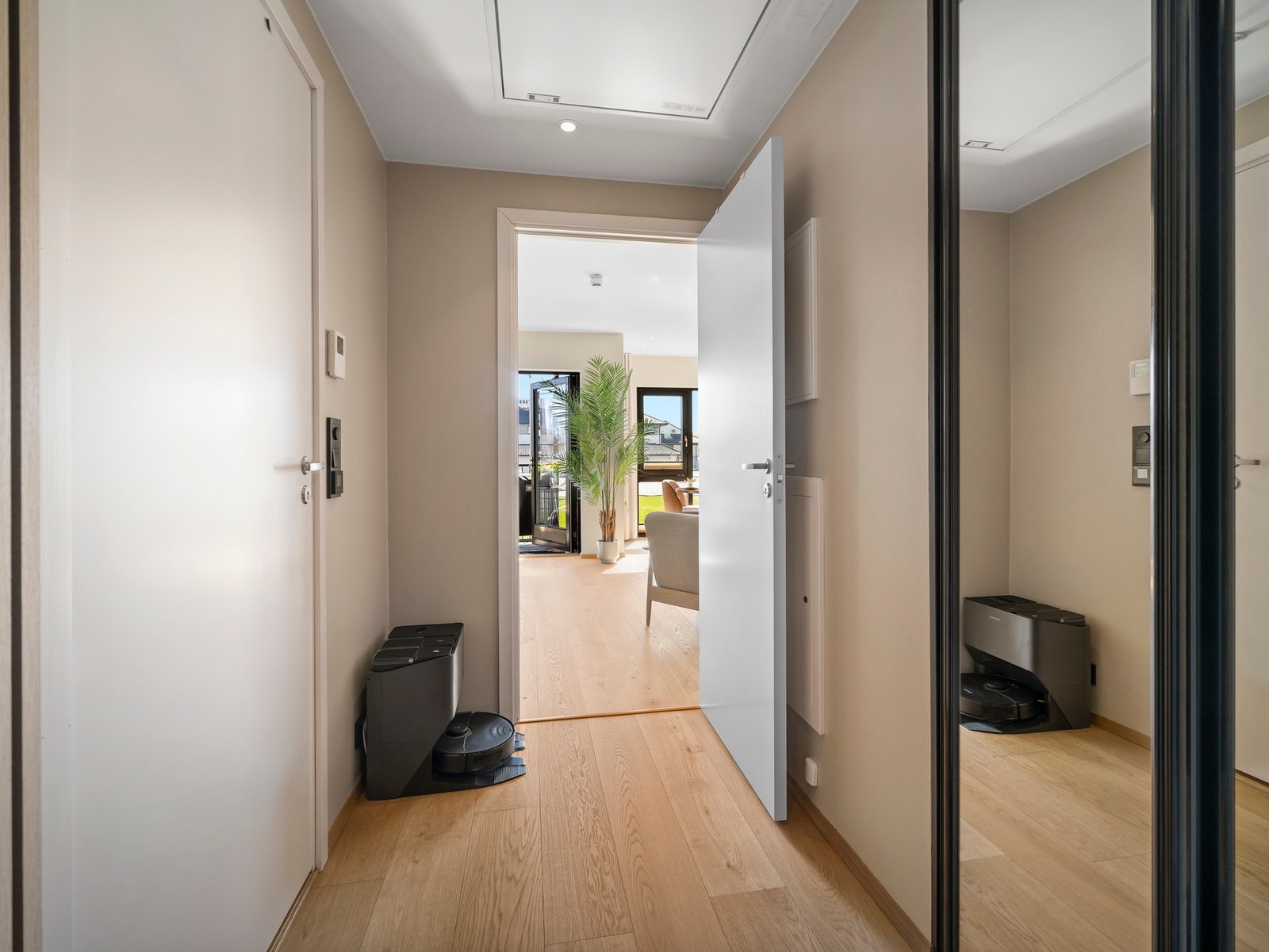 Innbydende entré med god oppbevaringsplass i skyvedørsgarderobe med speilfronter. Galleribilde
