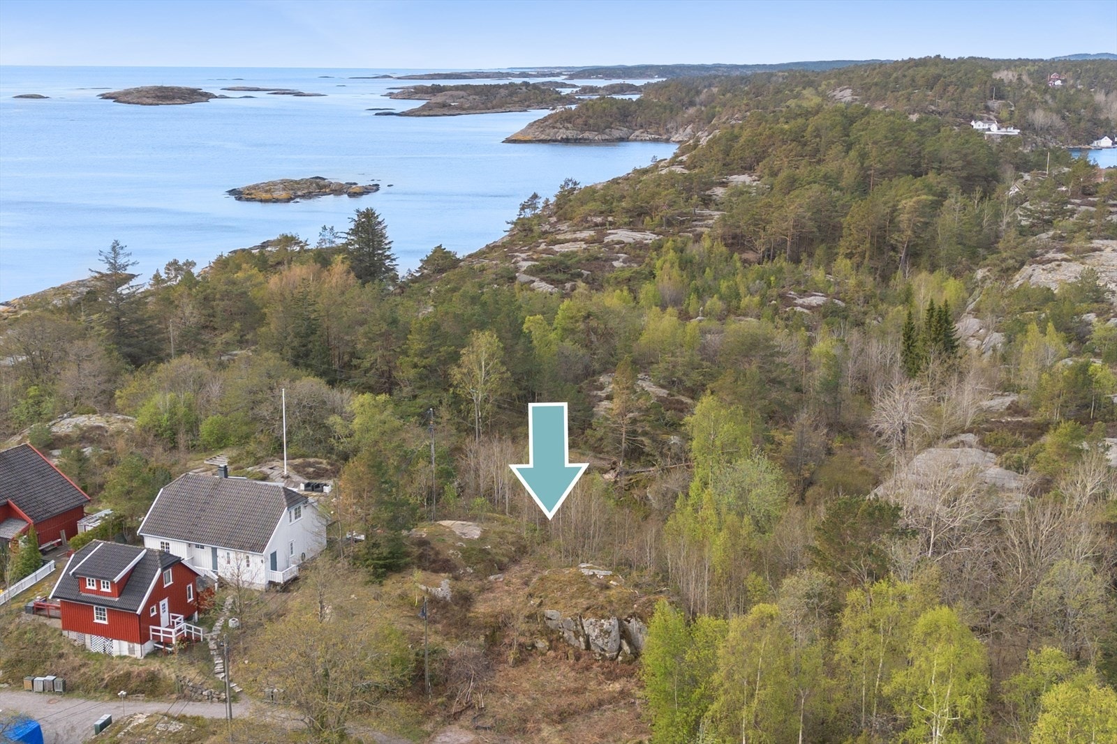 Tomten ligger midt i smørøyet av Tvedestrands idylliske skjærgård, med flere nydelige utsiktspunkter like i nærheten. Galleribilde