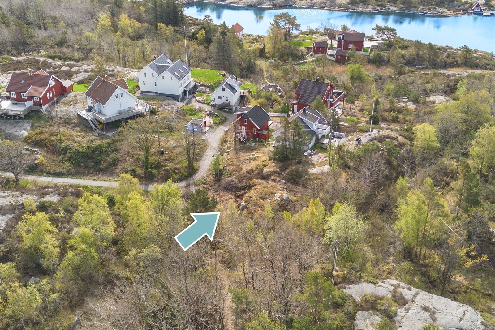 Eiendommen ligger i naturskjønne omgivelser, kombinert med et veletablert boligområde i sjarmerende sørlandsstil. Galleribilde
