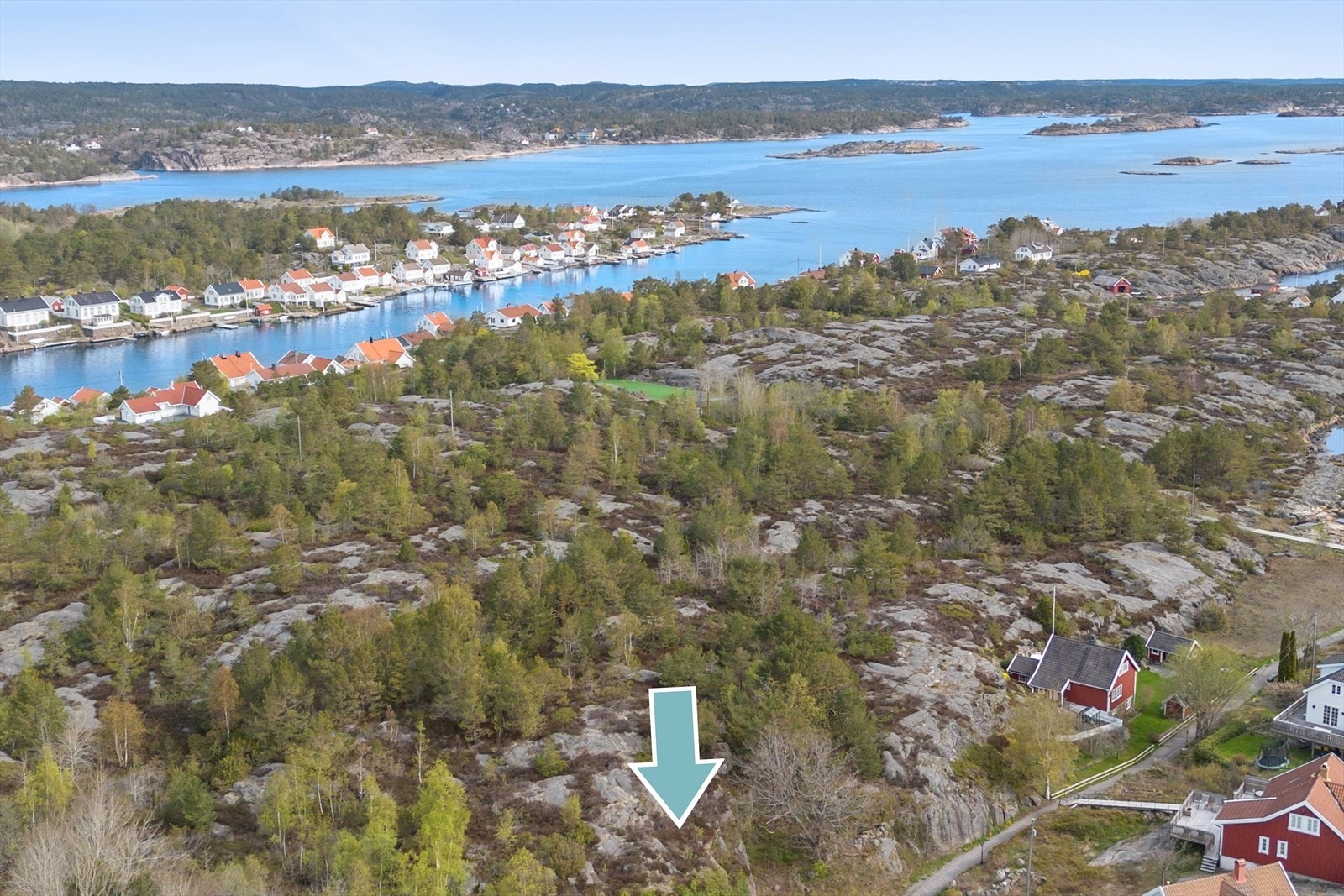 Et steinkast unna finner du pulserende Lyngørsundet, mens tomtens plassering byr på en rolig og skjermet beliggenhet. Galleribilde