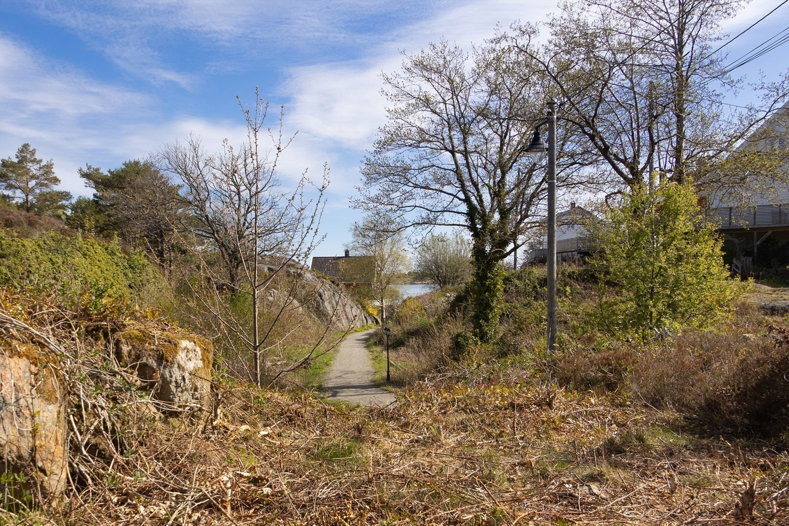 Eiendommen har også en nordøstvendt utsikt med retning mot Lyngør fyr. Galleribilde