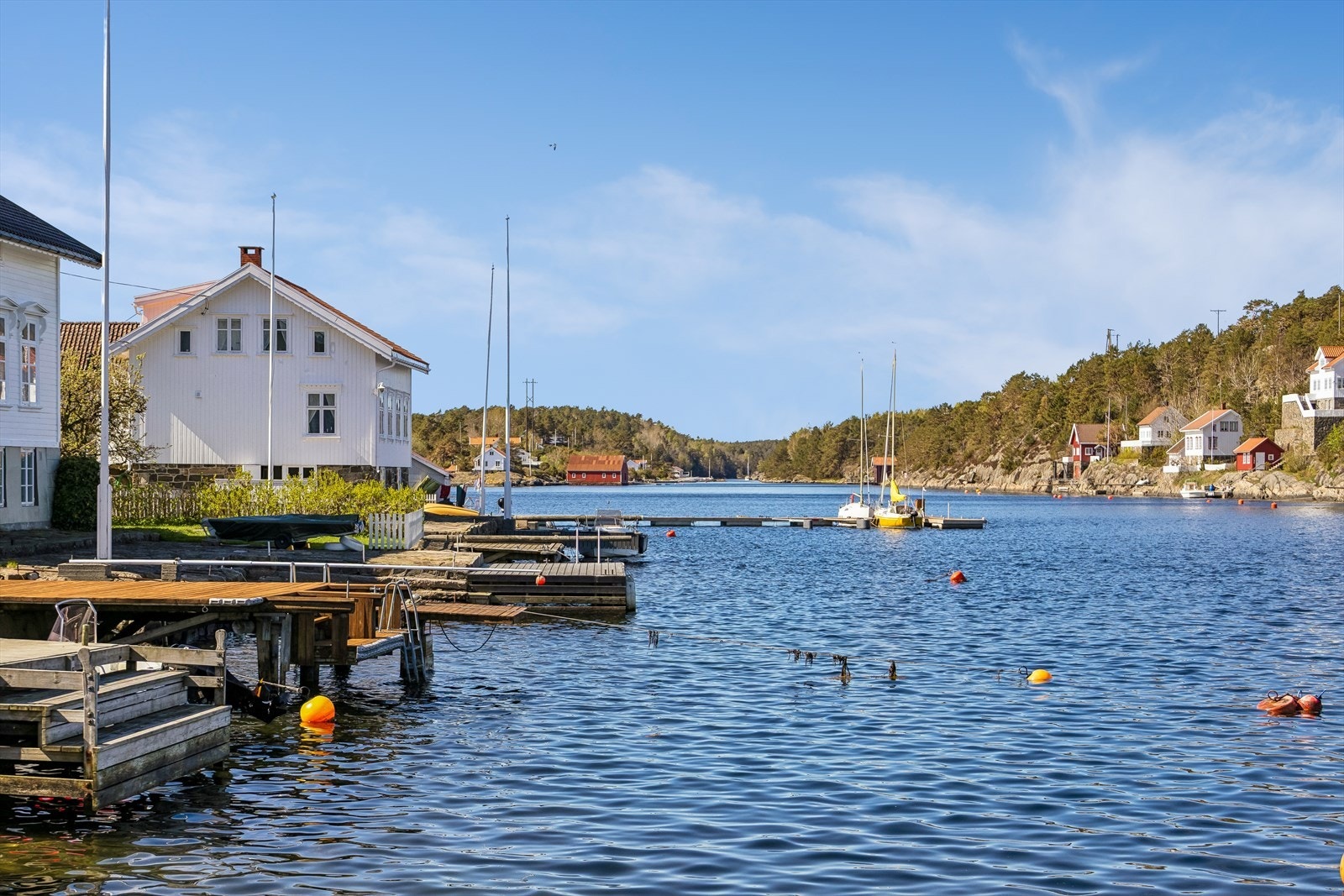 Lyngør har over tid blitt kåret til Nord-Europas best bevarte tettsted, og få steder byr på mer sjarmerende gateløp. Galleribilde