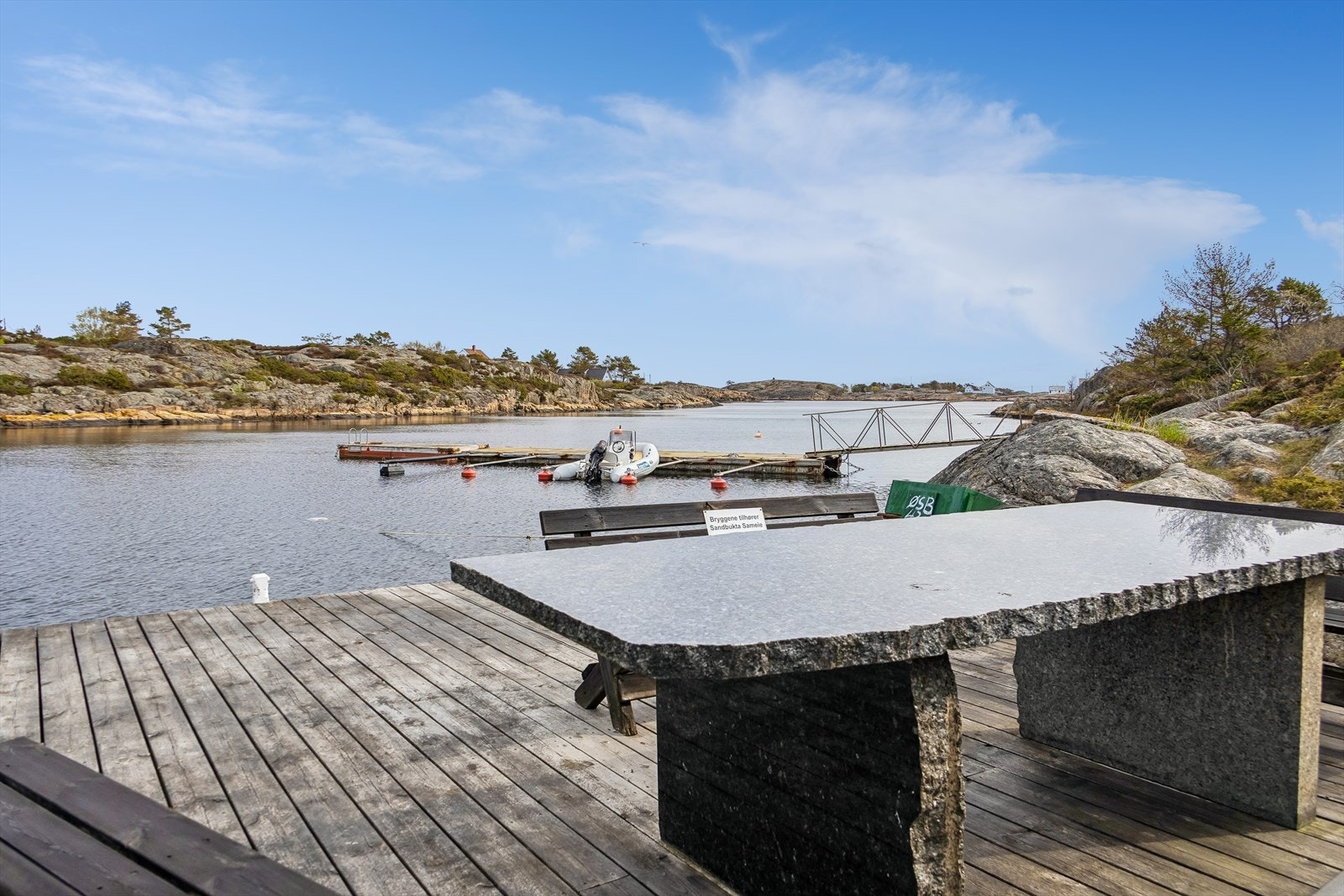 I fellesområdet til Sameiet Sandbukta finner man flere hyggelige uteplasser. Sandbukta ligger dessuten godt skjermet for den typiske sørvestvinden om sommeren. Galleribilde