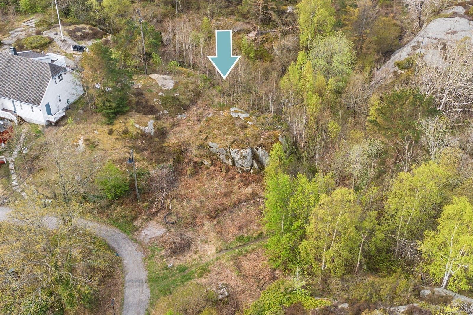 Eiendommen har en usjenert og naturskjermet beliggenhet, noe som er en sjelden egenskap på Lyngør. Galleribilde