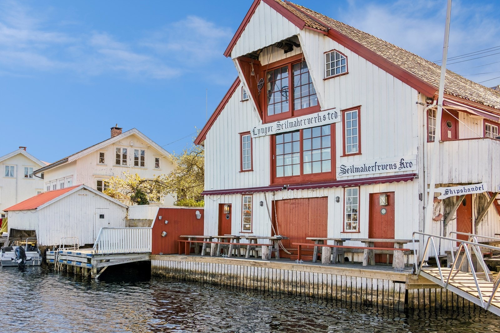 Seilmakerens Kro er en svært populær destinasjon om sommeren, og ligger kun en kort og hyggelig spasertur fra tomten. Galleribilde