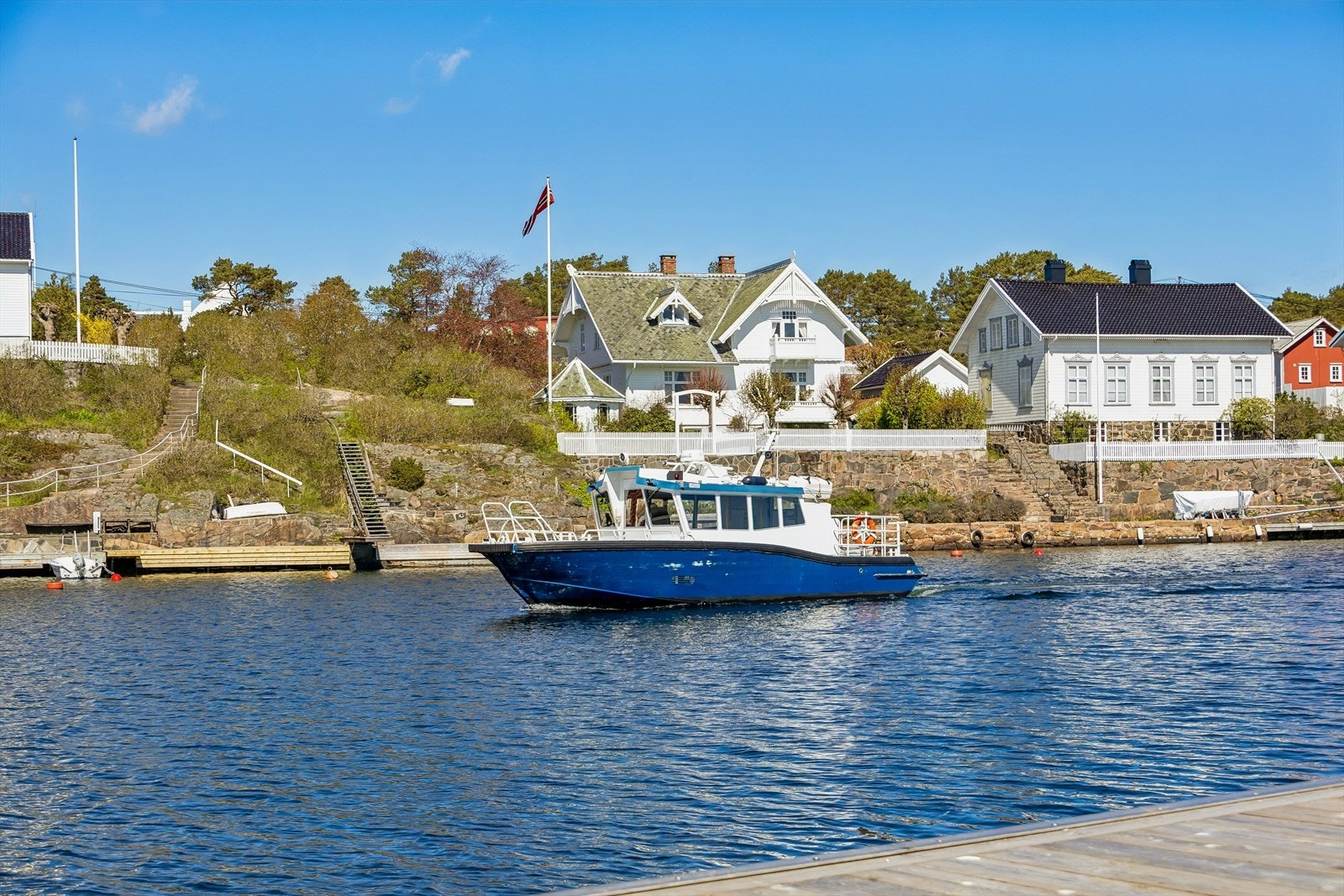 Lyngør har over tid blitt kåret til Nord-Europas best bevarte tettsted, og få steder byr på mer sjarmerende gateløp. I tillegg er det daglig ferjeforbindelse fra Gjeving. Galleribilde