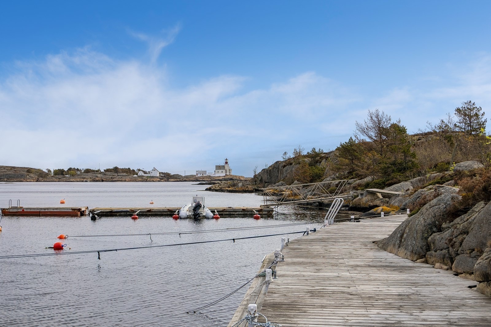 Fra fellesområdet er det nydelig utsikt mot Lyngør fyr. Galleribilde