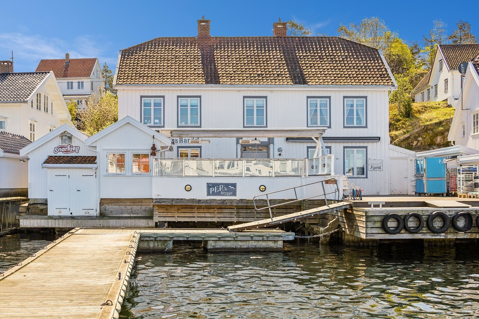 På Lyngør er det dagligvarebutikk med helårsdrift, samt hyggelige spisesteder som holder åpent om sommeren. Galleribilde