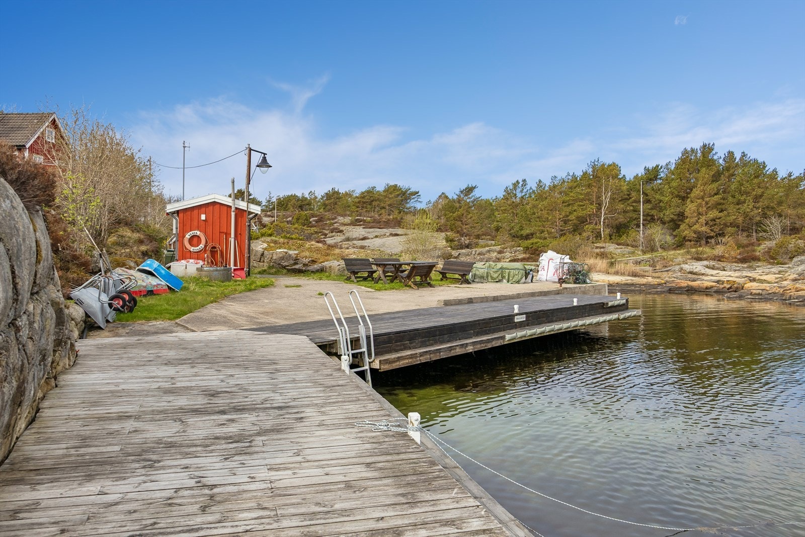 Det er ca. 200 meter gange på flat og opparbeidet grusvei frem til fellesområdet i Sameiet Sandbukta. Her har man rett til båtplass, samt tilgang til godt tilrettelagte fellesområder og flotte badebrygger. Galleribilde