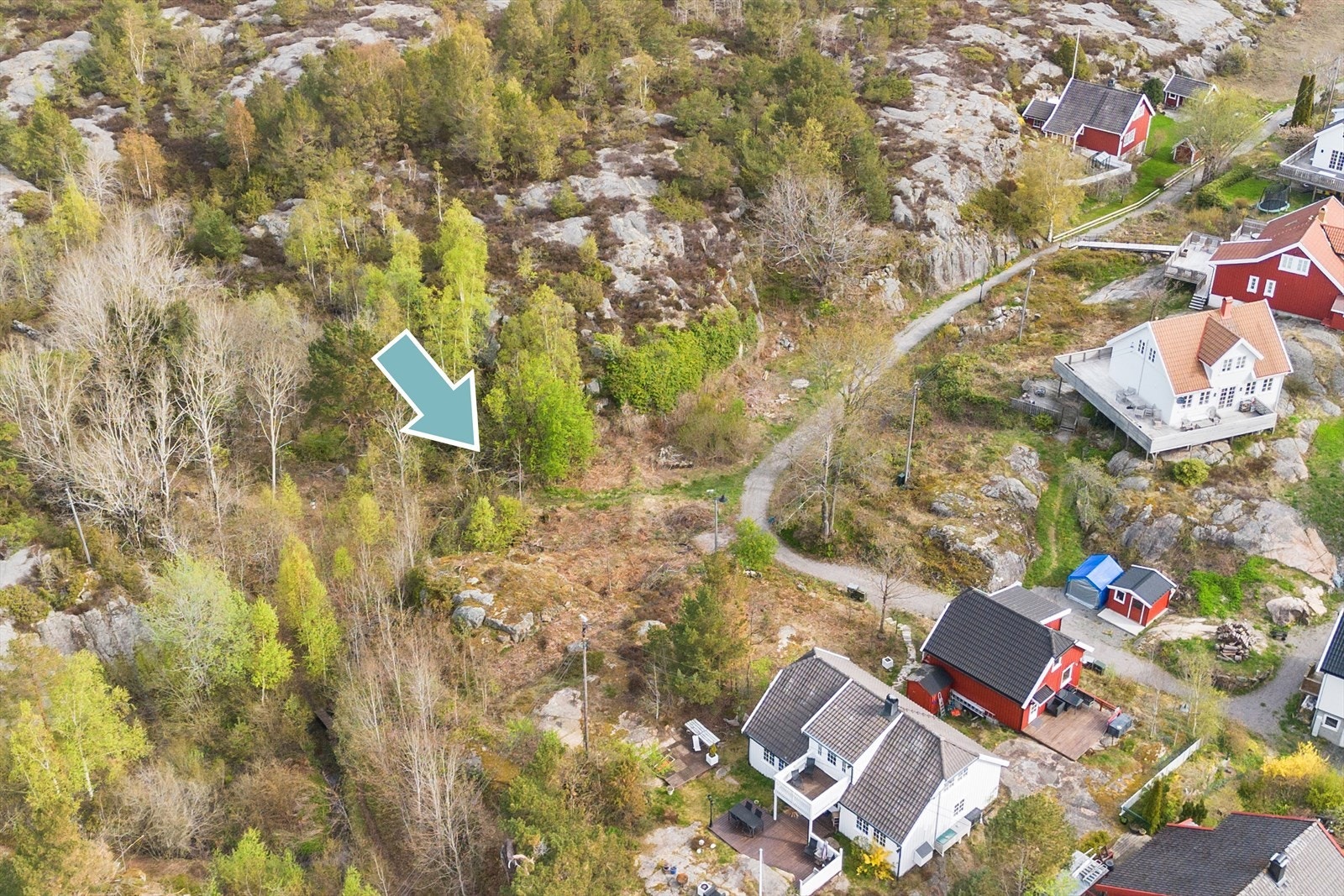 En hyggelig og opparbeidet gangvei tar deg enkelt til båtplass, badeplass, dagligvarebutikk og restaurant på Lyngørsiden. Galleribilde