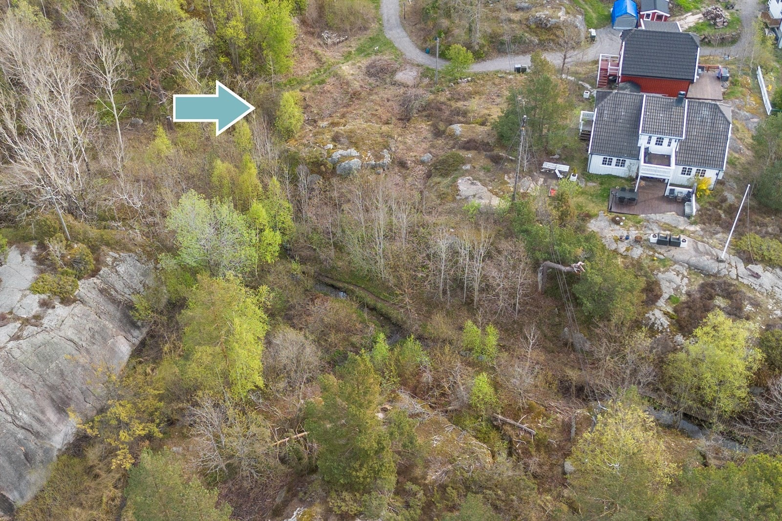 Eiendommen har en usjenert og naturskjermet beliggenhet, noe som er en sjelden egenskap på Lyngør. Galleribilde
