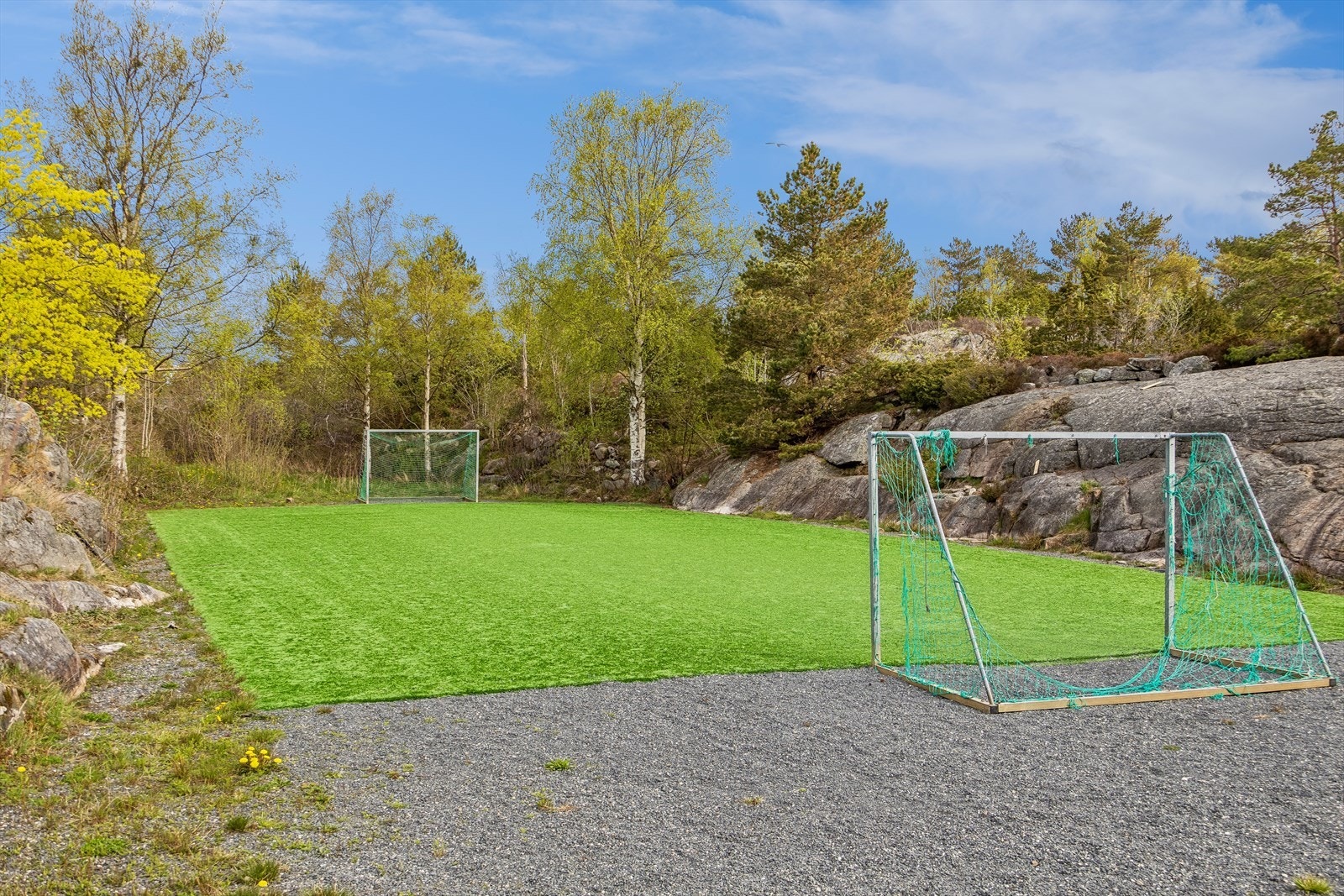Kun ca. 350 meter fra tomten finner man en opparbeidet fotballbane, og Lyngør byr generelt på gode aktivitetsmuligheter for både barn og voksne. Galleribilde
