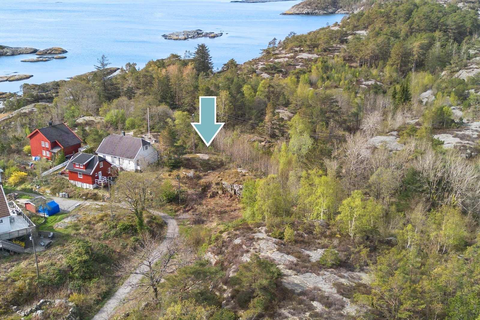 Tomten har en attraktiv beliggenhet med nærhet til havet og flott, naturskjønt kystlanskap. Galleribilde