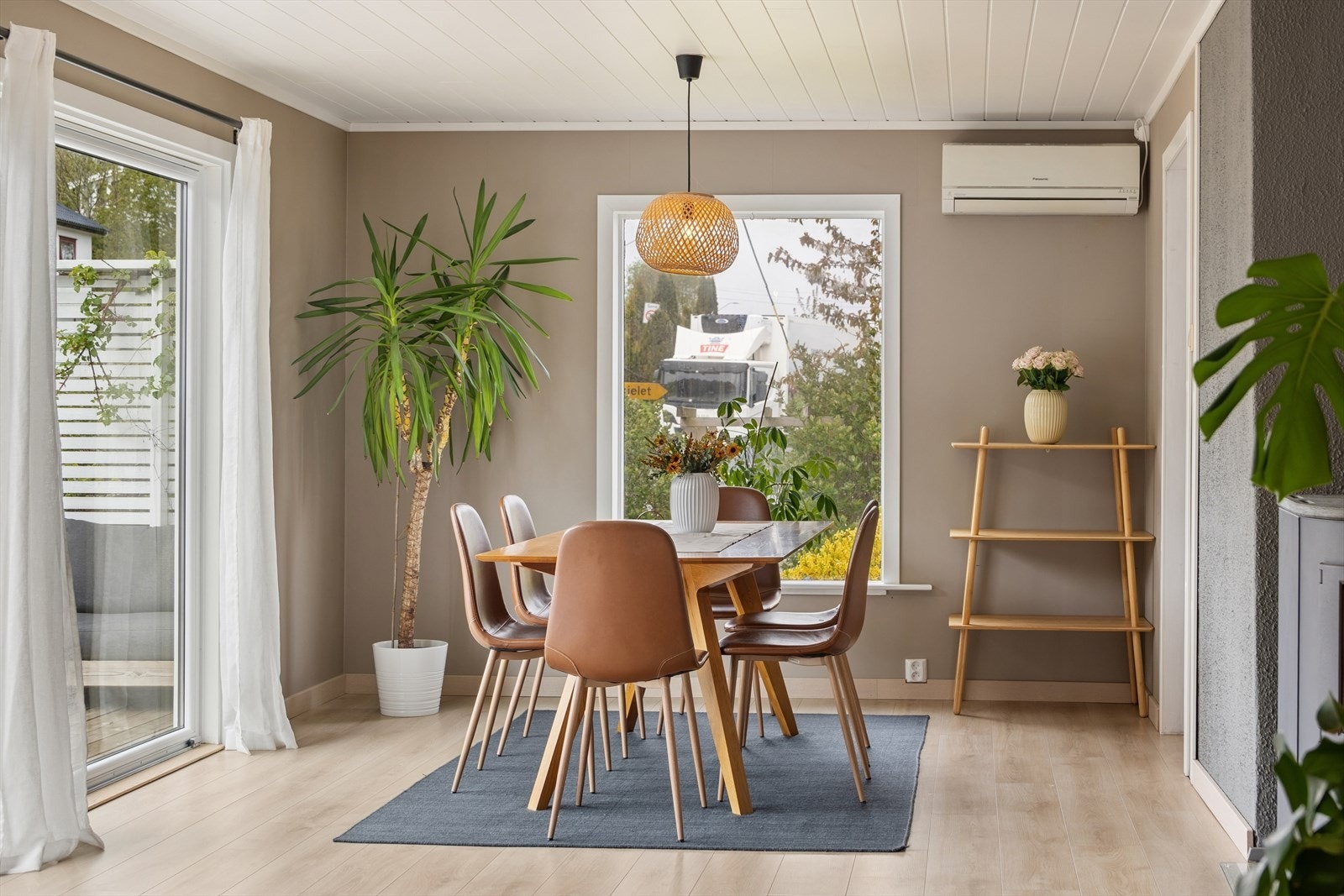 Lys og romslig spisestue med store vindusflater som slipper inn rikelig med dagslys og skaper en åpen, innbydende atmosfære Galleribilde