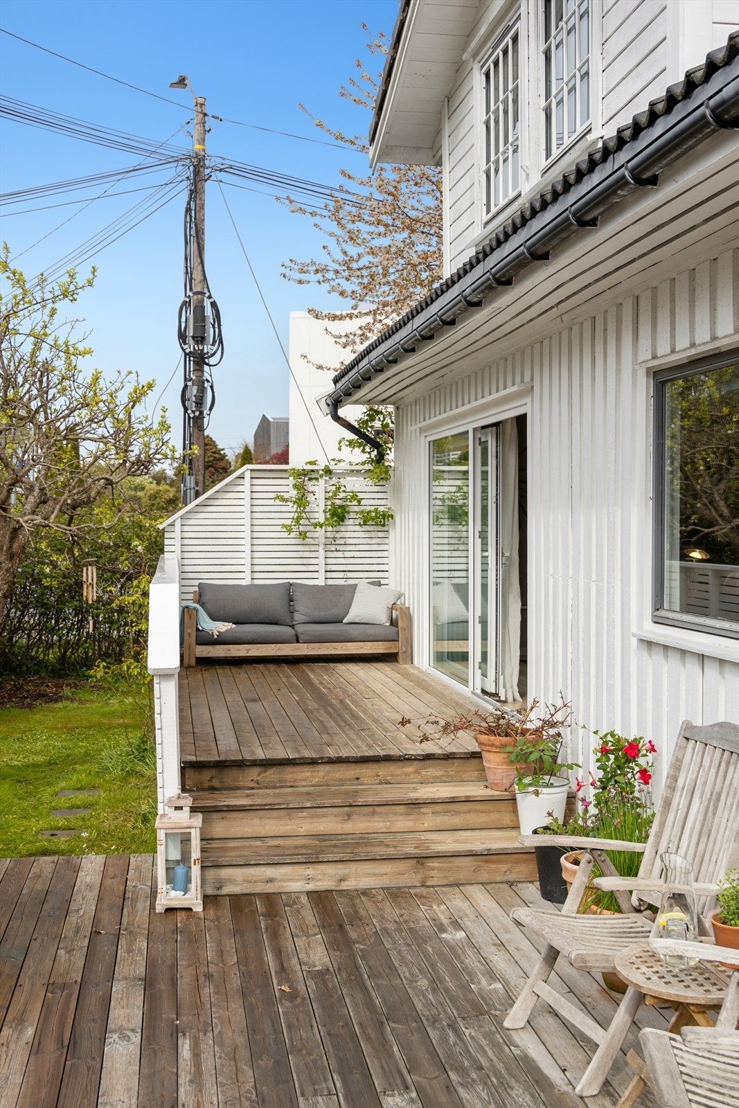 Koselig terrasse med direkte utgang fra boligen, fint avskjermet og godt egnet for rolige morgenstunder Galleribilde