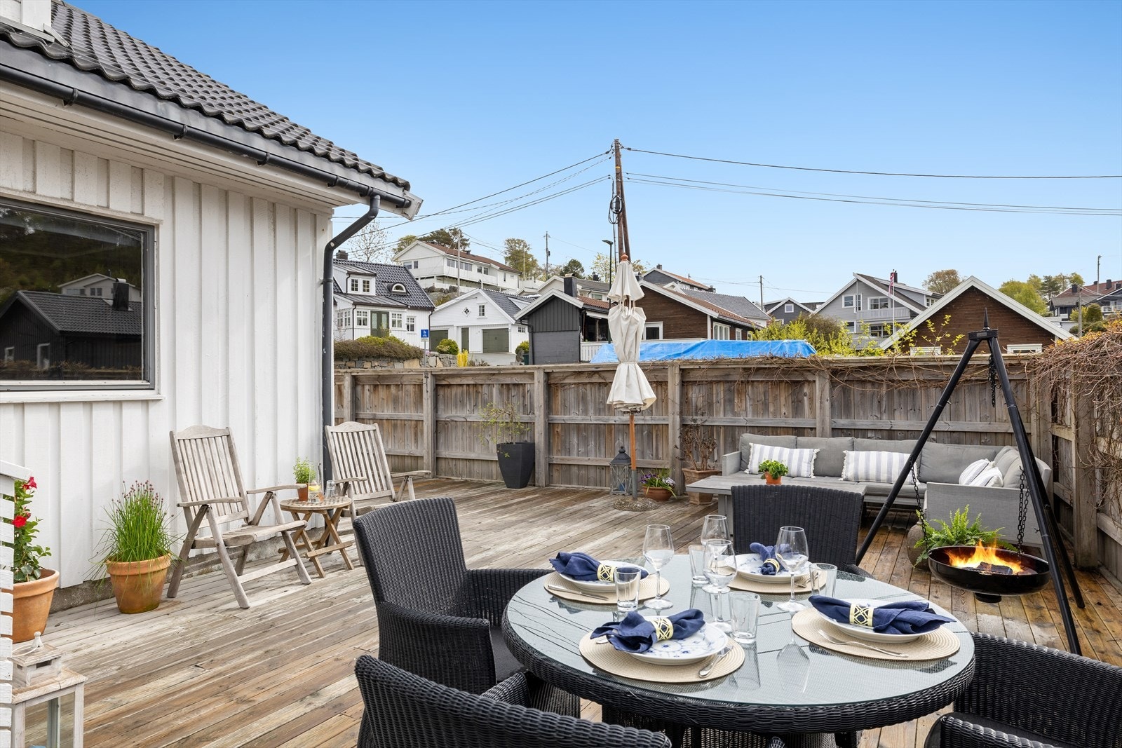 Romslig og solrik terrasse med god plass til både utemøbler, sosiale måltider og hyggelige kvelder - et perfekt uteområde for sommerhalvåret Galleribilde