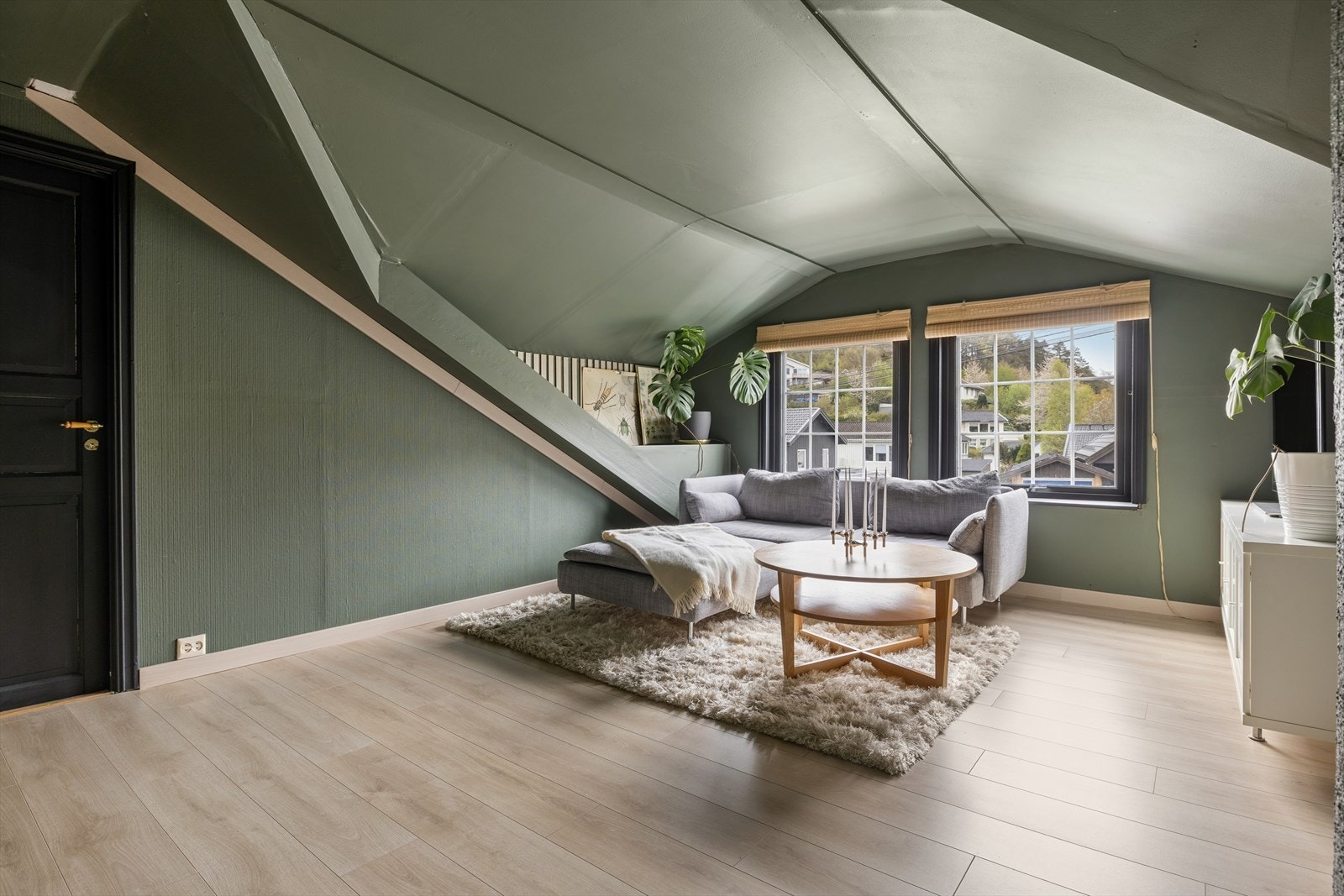 Koselig loftstue i 2. etasje med skråtak, gode møbleringsmuligheter og fint lysinnslipp fra vinduer - et fleksibelt rom som egner seg perfekt som ekstra oppholdsrom eller TV-stue. Galleribilde