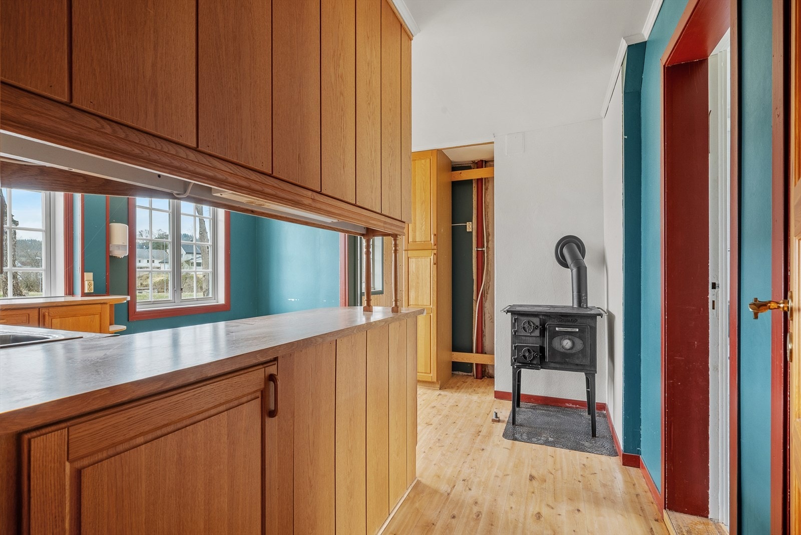 Særdeles stor og innholdsrik bolig med flott beliggenhet like ved Rindal sentrum. Galleribilde