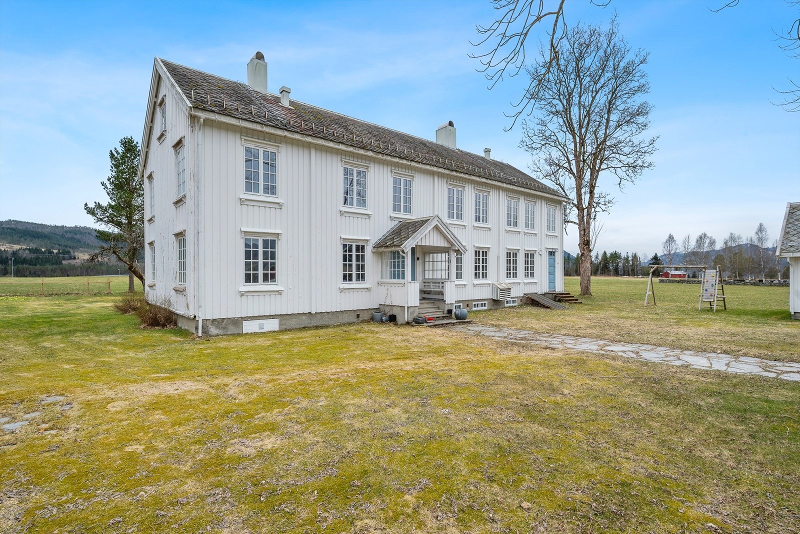 Stor eiertomt på godt over 2 dekar. Flat med stort grøntareal. Galleribilde