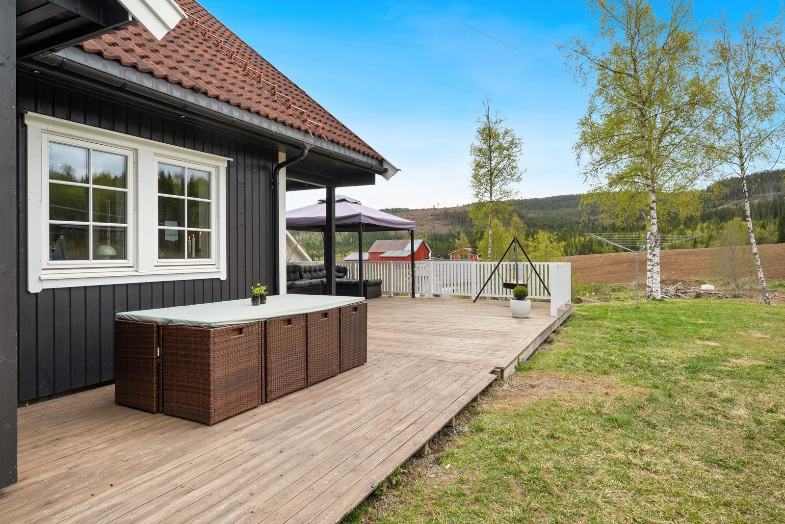 Ny terrasse som går rundt store deler av boligen. Galleribilde