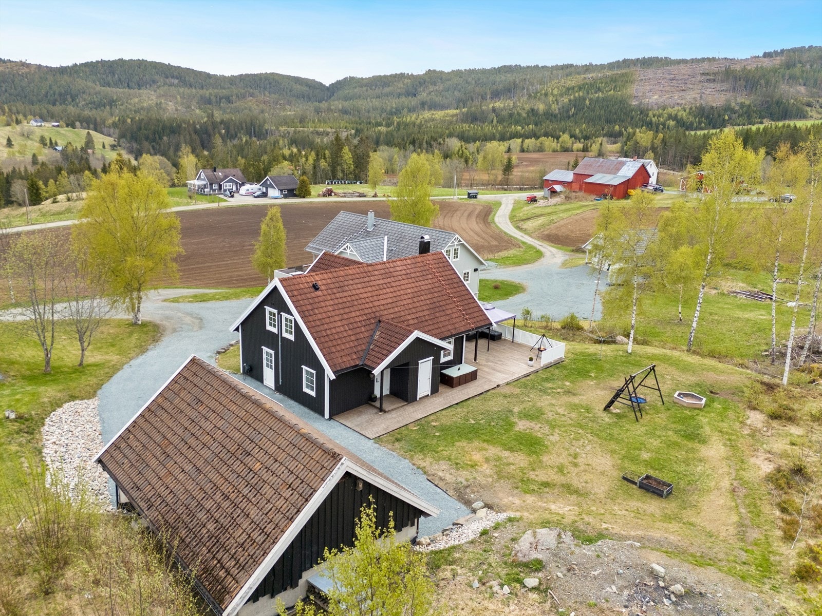 Selve boligen er på ca. 144 kvm og er vesentlig oppgradert de siste årene. Galleribilde