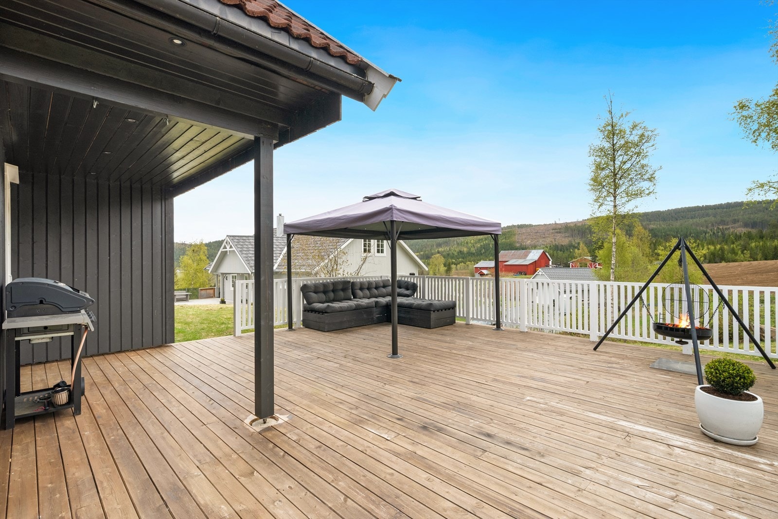 Delvis takoverbygd terrasse hvor man kan nyte seine sommerkvelder. Galleribilde
