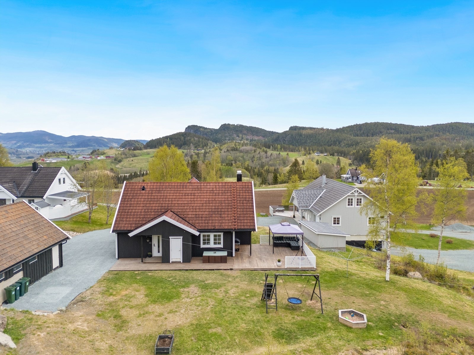 Dbbeltgarasje med eilbil-lader samt flere biloppstillingsplasser på egen tomt. Loftetasje på garasje med god lagringsplass. Galleribilde