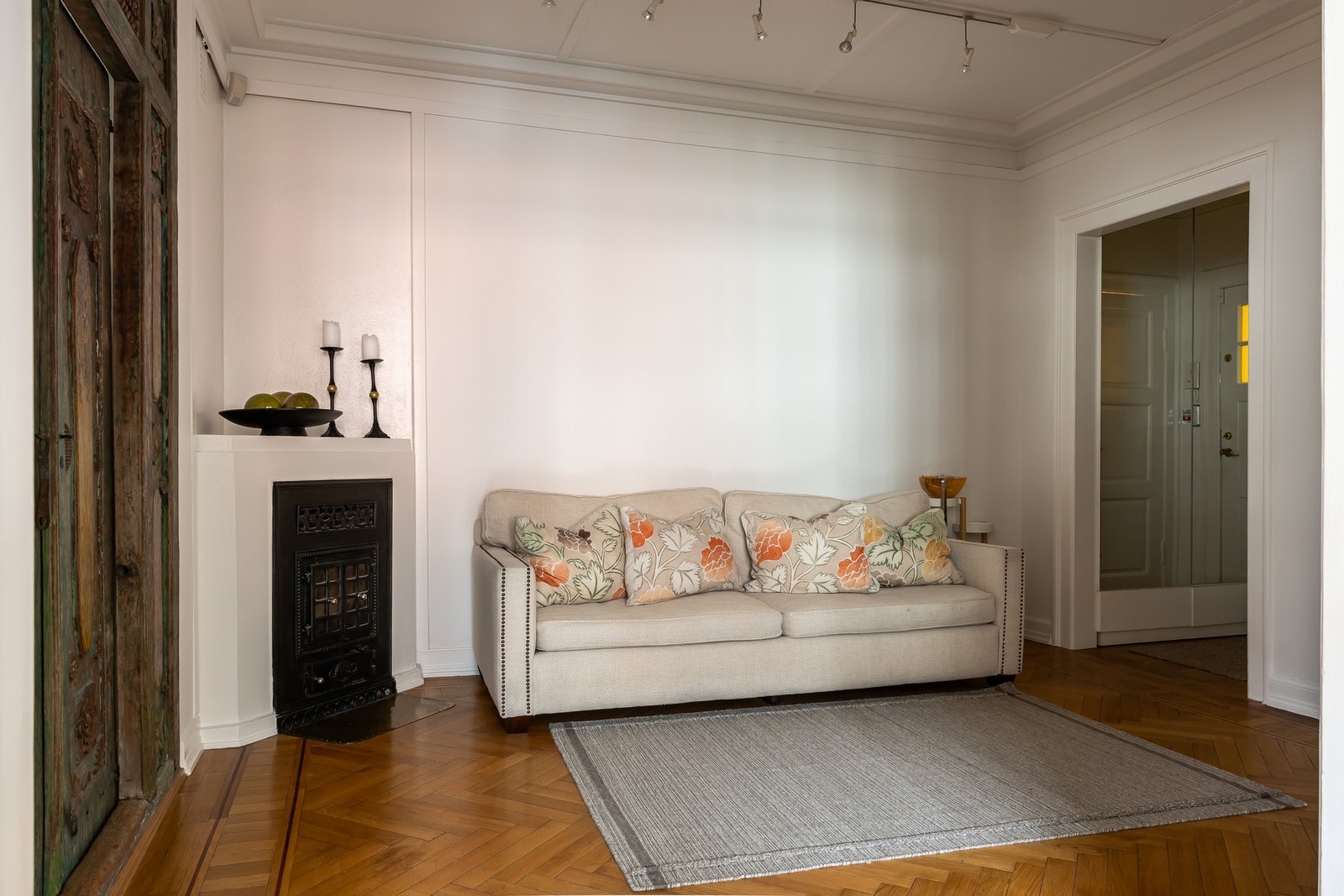Romslig hall. Galleribilde