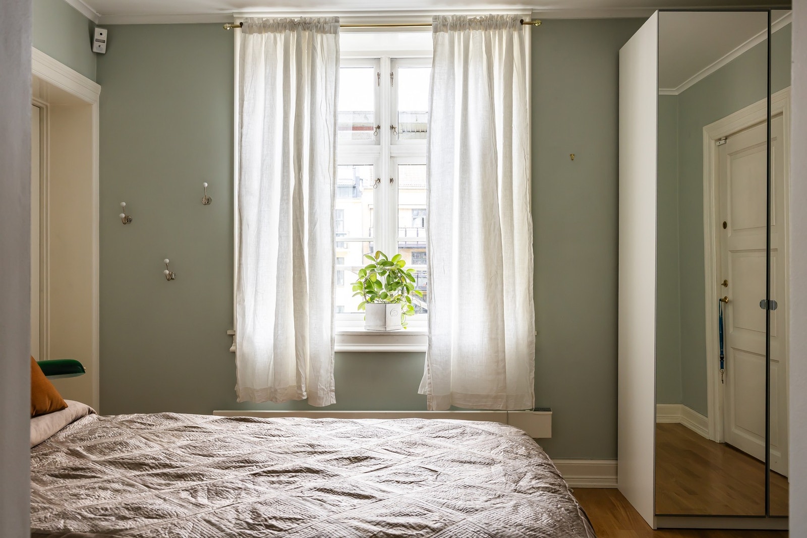 Dette soverommet har inngang både fra kjøkkenet og en mellomgang. Galleribilde