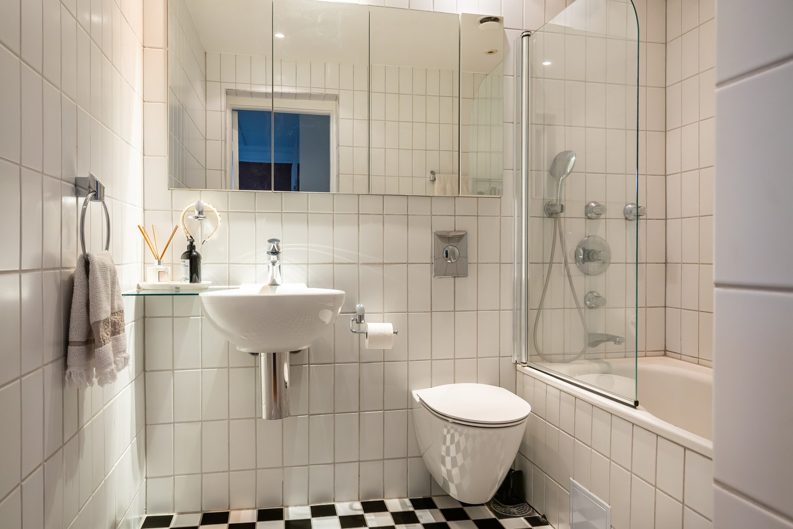 Fra hovedsoverommet er det direkte adkomst til eget bad. Galleribilde