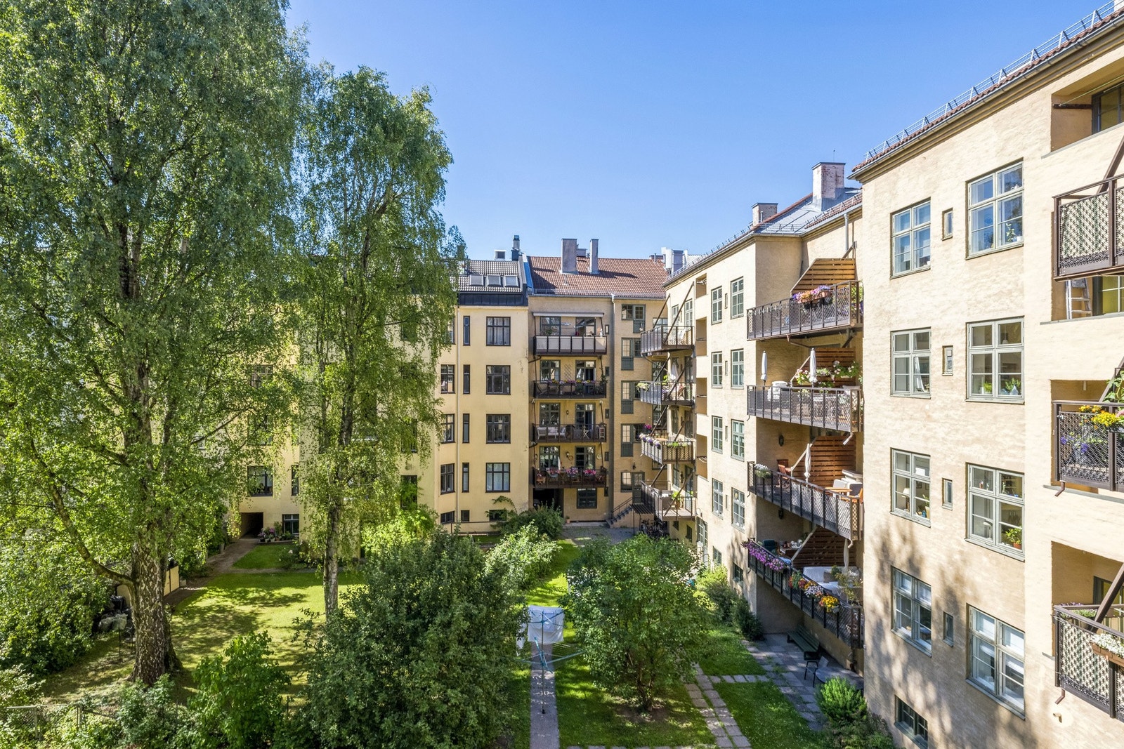 Hyggelig utsyn mot bakgården fra balkongen. Galleribilde